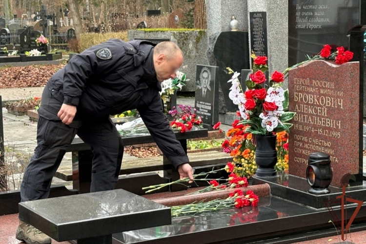 Росгвардейцы в Калининграде почтили память Героя России Алексея Бровковича