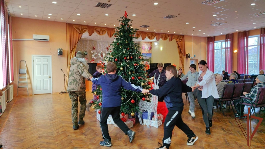Военнослужащие Центрального округа Росгвардии провели новогодние акции для воспитанников домов-интернатов и детей с инвалидностью