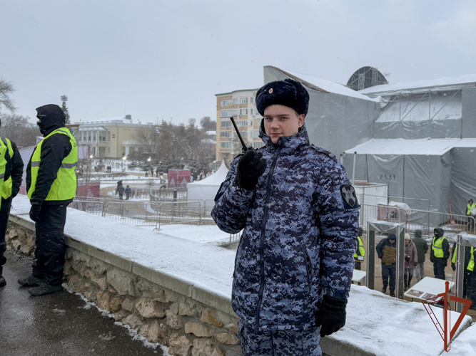 Сотрудники Росгвардии развернули полевую кухню для гостей праздника «Рязань – Новогодняя столица 2026»