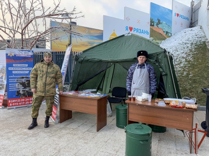 Сотрудники Росгвардии развернули полевую кухню для гостей праздника «Рязань – Новогодняя столица 2026»