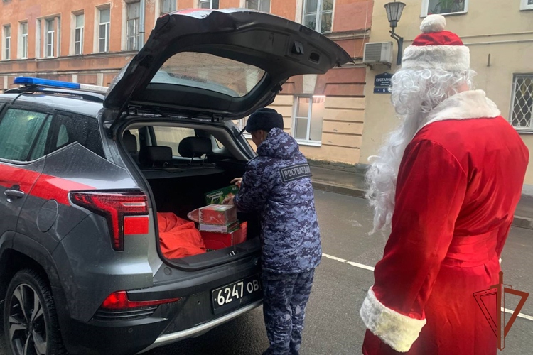 В Санкт-Петербурге представители Росгвардии организовали благотворительную акцию «Елка желаний» для подопечных детского хосписа