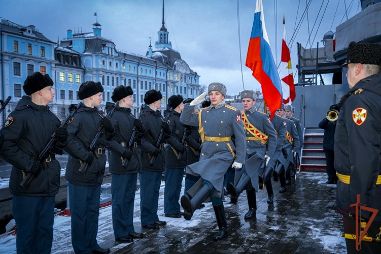 Военнослужащие Северо-Западного округа Росгвардии приняли Военную присягу на крейсере «Аврора»