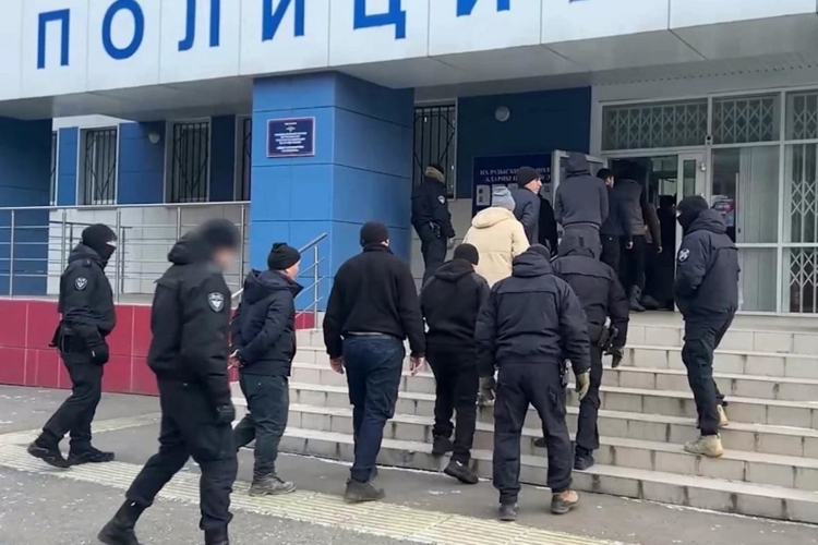 При содействии ОМОН Росгвардии в Казани прошел миграционный рейд (видео)
