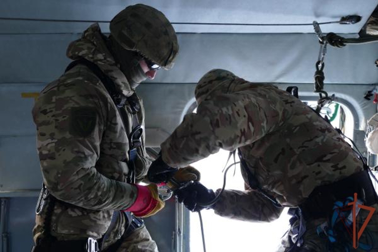 ОМОН Росгвардии отработал беспарашютное десантирование с вертолета в Омской области