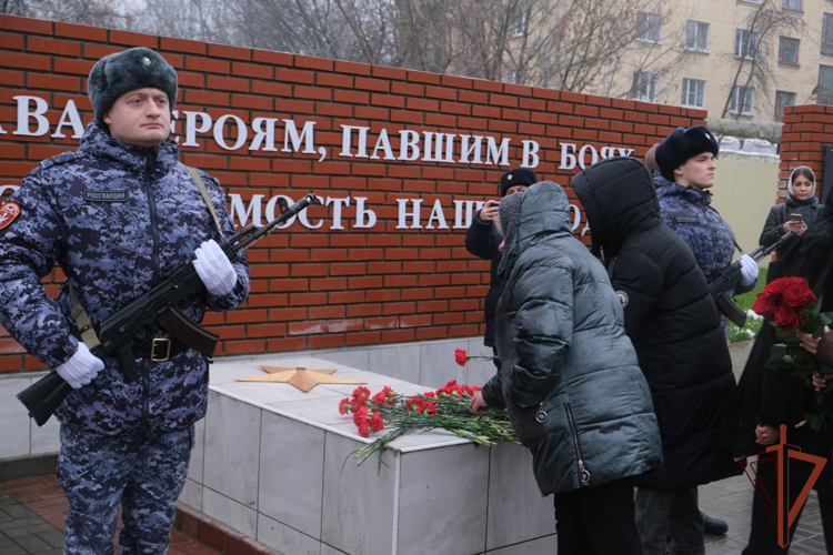 В Орле увековечили память сотрудников Росгвардии, погибших при исполнении служебного долга