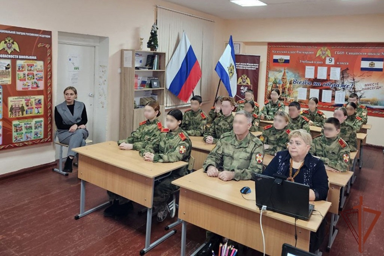 Военнослужащие Росгвардии провели телемост с кадетскими классами