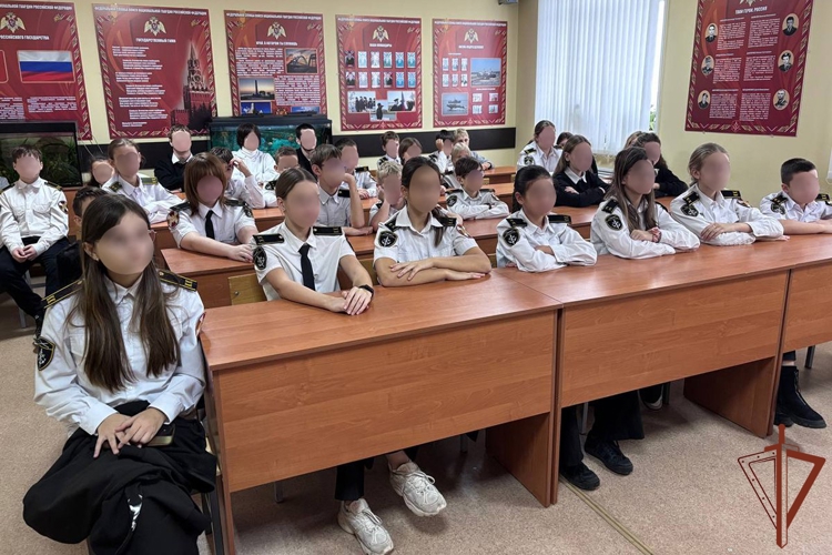 Военнослужащие Росгвардии провели телемост с кадетскими классами