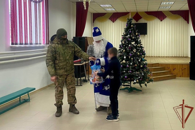 В ЛНР росгвардейцы приняли участие в акции «Дед Мороз специального назначения»