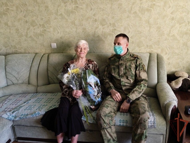 Росгвардейцы поздравили с наступающим Новым годом 97-летнюю труженицу тыла в ДНР