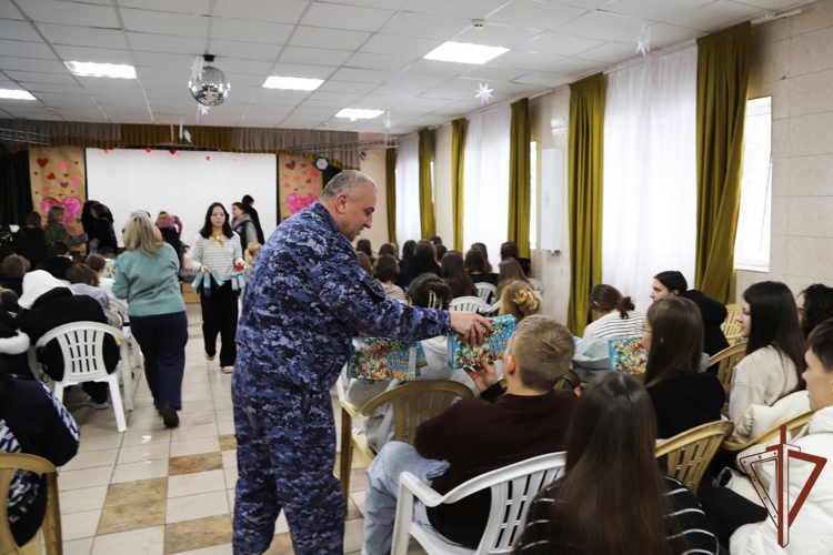 Тульские росгвардейцы поздравили с Новым годом детей из Мариуполя