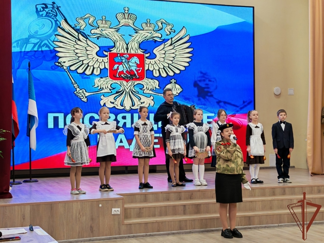 В День Конституции росгвардейцы провели просветительские встречи с учащимися в регионах Центральной России