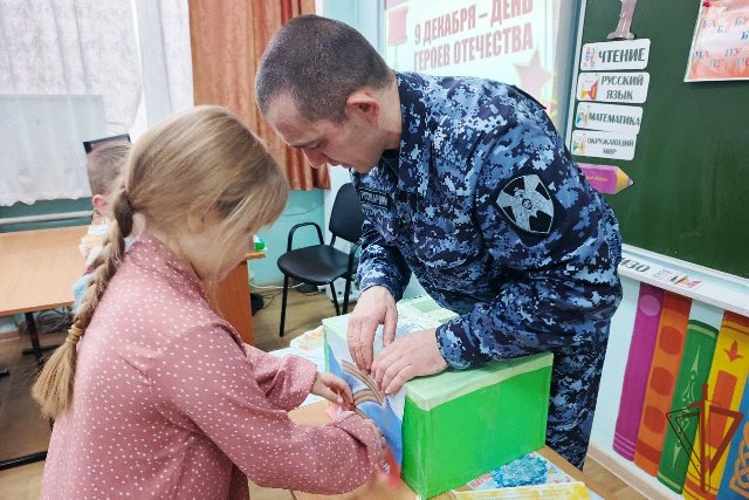 Школьники Алтайского края направили новогоднюю посылку росгвардейцам-участникам СВО