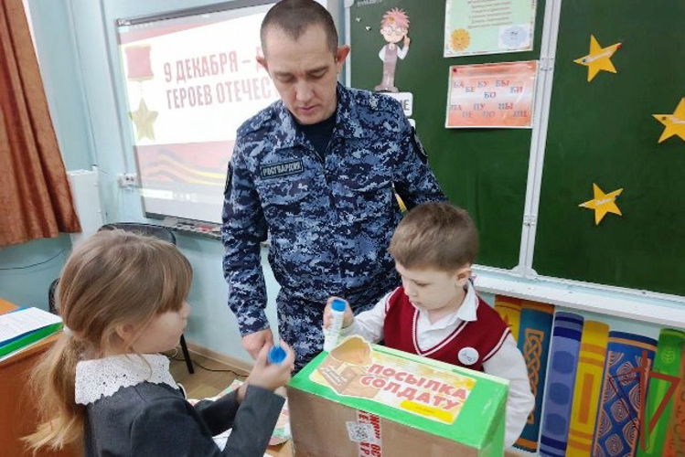 Школьники Алтайского края направили новогоднюю посылку росгвардейцам-участникам СВО