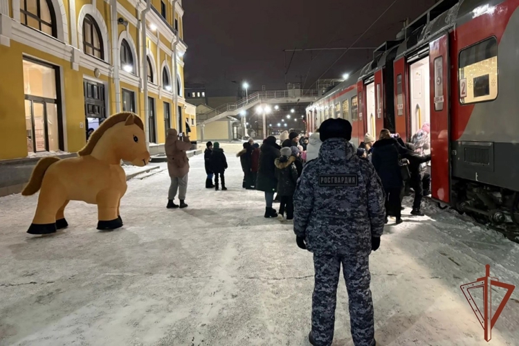 В Томске росгвардейцы обеспечили безопасное курсирование новогоднего электропоезда