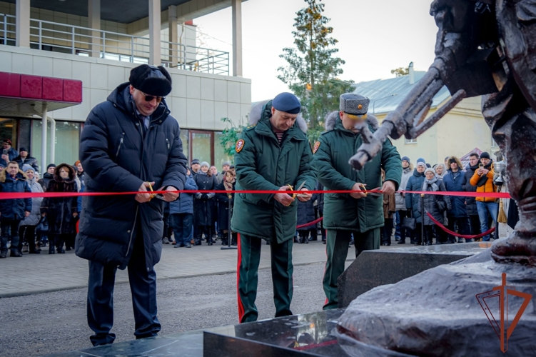 Памятник росгвардейцам-участникам СВО открыли в Ленинградской области  