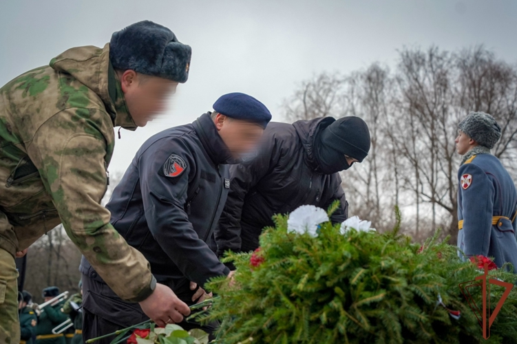 В Санкт-Петербурге росгвардейцы отметили 129-ю годовщину со дня рождения четырежды Героя Советского Союза маршала Советского Союза Георгия Жукова