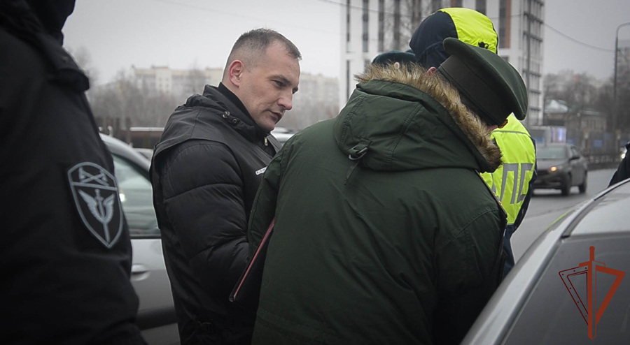 При участии спецназа Росгвардии прошёл рейд по выявлению нарушителей воинского учёта в Пензе (видео)