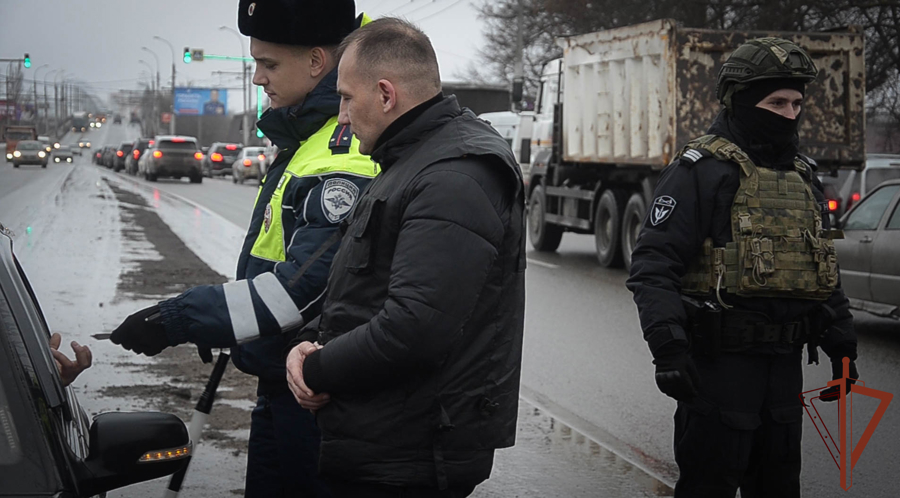 При участии спецназа Росгвардии прошёл рейд по выявлению нарушителей воинского учёта в Пензе (видео)