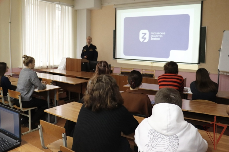 В День Конституции росгвардейцы провели просветительские встречи с учащимися в регионах Центральной России