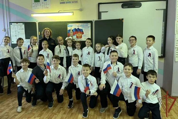 В День Конституции росгвардейцы провели просветительские встречи с учащимися в регионах Центральной России