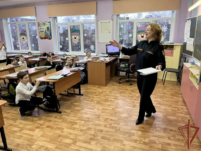 В День Конституции росгвардейцы провели просветительские встречи с учащимися в регионах Центральной России