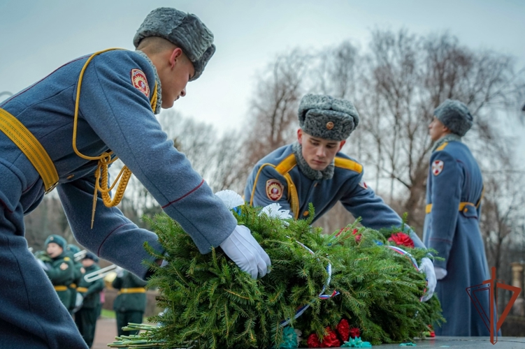 В Санкт-Петербурге росгвардейцы отметили 129-ю годовщину со дня рождения четырежды Героя Советского Союза маршала Советского Союза Георгия Жукова