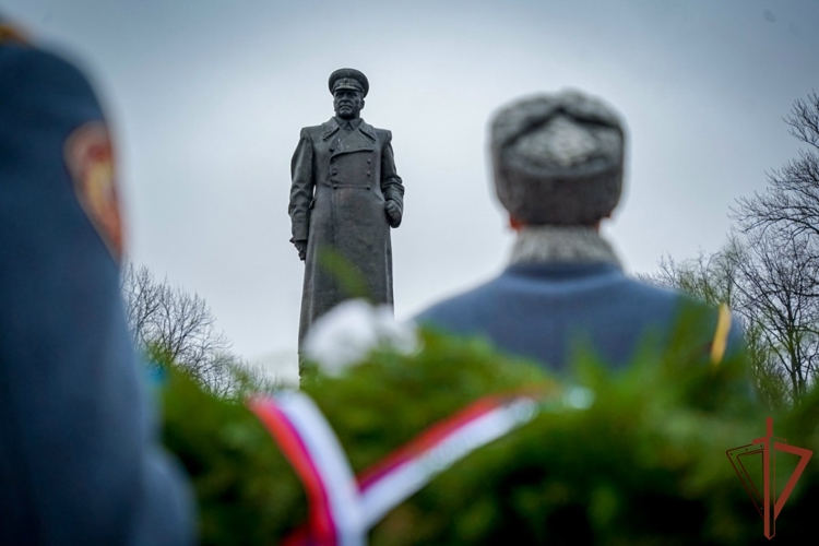 В Санкт-Петербурге росгвардейцы отметили 129-ю годовщину со дня рождения четырежды Героя Советского Союза маршала Советского Союза Георгия Жукова