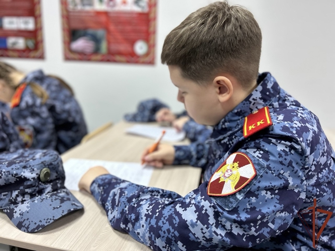 В Самаре кадеты Росгвардии написали новогодние поздравления своим шефам, которые находятся на СВО
