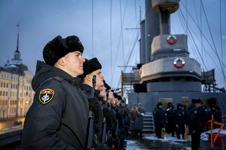 Военнослужащие Северо-Западного округа Росгвардии приняли Военную присягу на крейсере «Аврора»