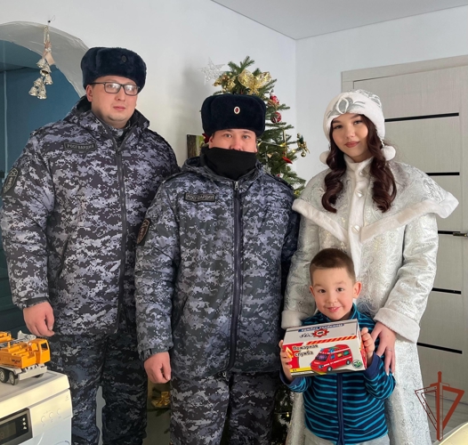 Росгвардейские Дед Мороз и Снегурочка поздравили детей в населенных пунктах Дальнего Востока