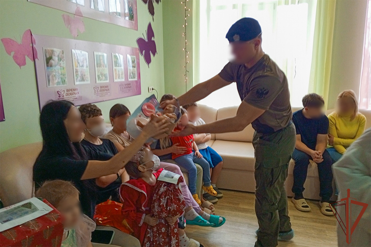 В ДНР росгвардейцы и представители РПЦ организовали новогодний праздник для детей, проходящих лечение
