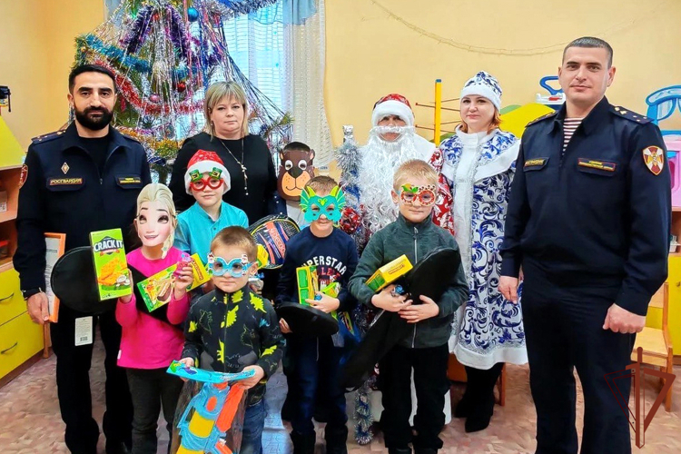 В Уральском округе Росгвардии продолжается новогодняя акция «Дед Мороз специального назначения»