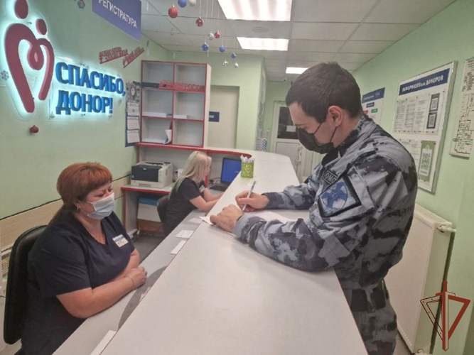В Ханты-Мансийске росгвардейцы пополнили региональный банк крови