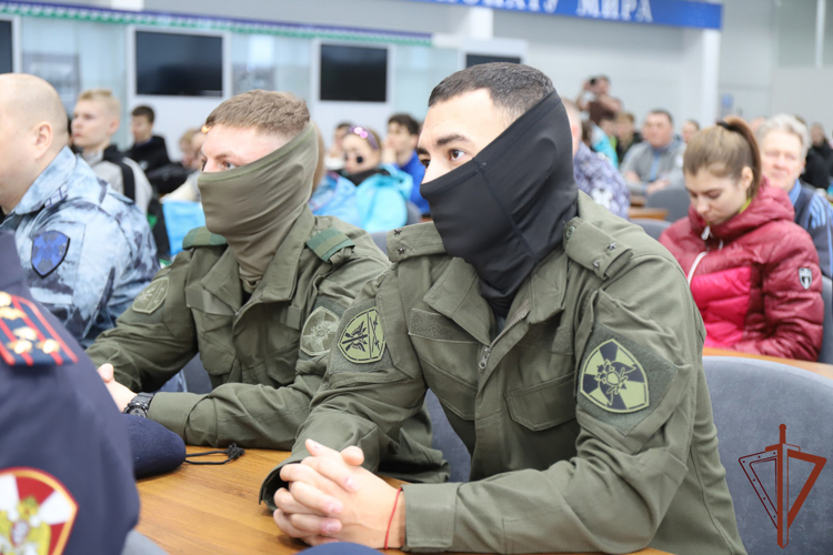 На Урале росгвардейцы провели первенство по биатлону памяти кавалера ордена Мужества и преодолели ледовую трассу