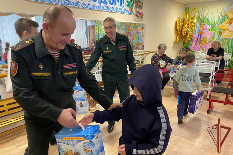 Заместитель командующего Уральским округом Росгвардии вручил новогодние подарки воспитанникам детского реабилитационного центра 