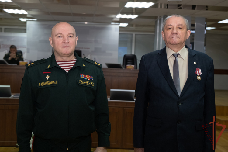 Командующий Уральским округом Росгвардии вручил ведомственные награды и погоны офицерам ведомства