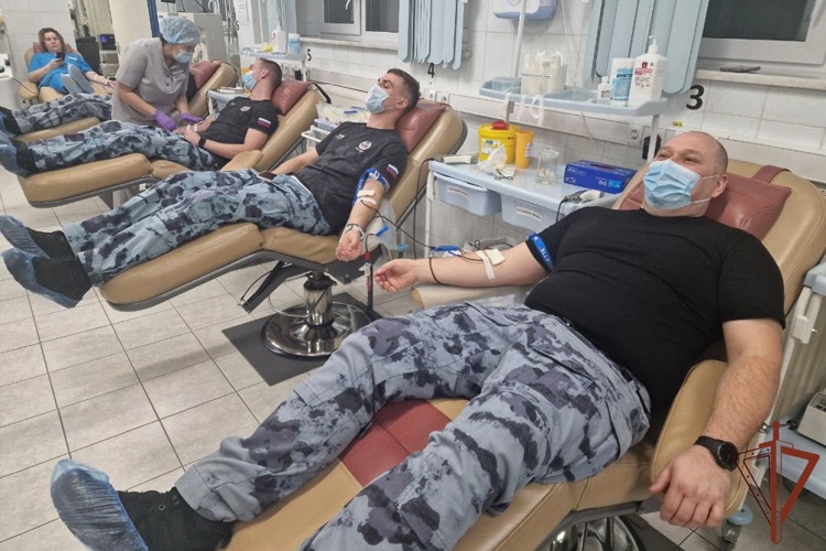 В Ханты-Мансийске росгвардейцы пополнили региональный банк крови