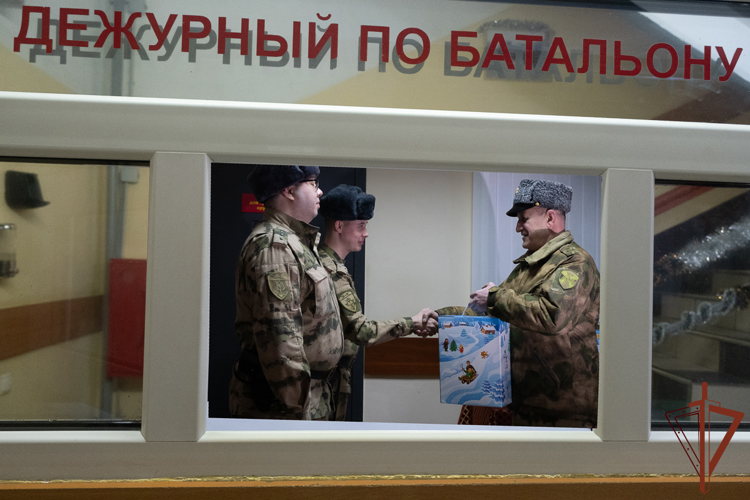 Заместитель командующего Уральским округом Росгвардии поздравил с Новым годом личный состав объединения 