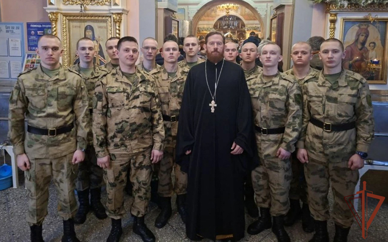 Военнослужащие и сотрудники Уральского округа Росгвардии приняли участие в крещенских купаниях и богослужениях