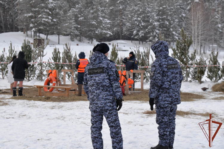 Правопорядок во время крещенских купаний на Урале обеспечили росгвардейцы