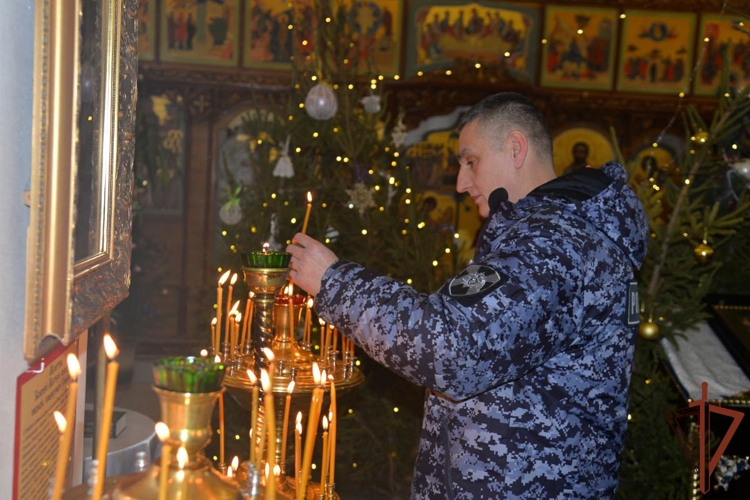 Военнослужащие и сотрудники Уральского округа Росгвардии приняли участие в крещенских купаниях и богослужениях