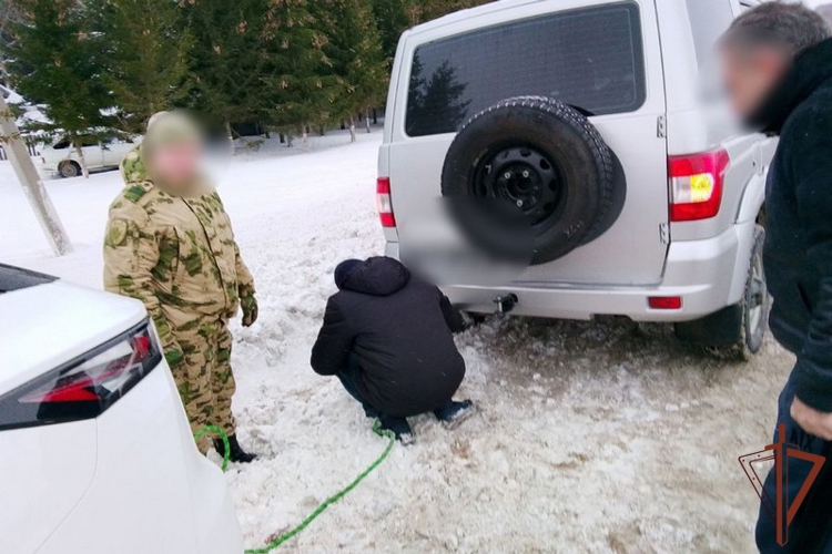 В Татарстане Росгвардейцы пришли на помощь водителю автомобиля, застрявшего на обочине дороги
