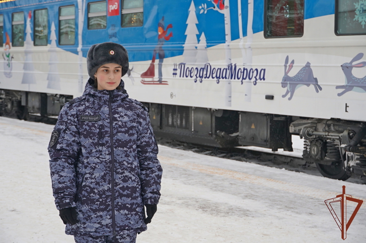 Росгвардейцы обеспечивают безопасность праздничного поезда Деда Мороза в Великом Новгороде 