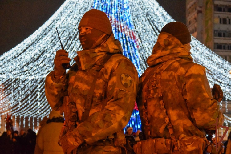 Росгвардейцы приняли участие в обеспечении безопасности в новогоднюю ночь в новых регионах (видео)