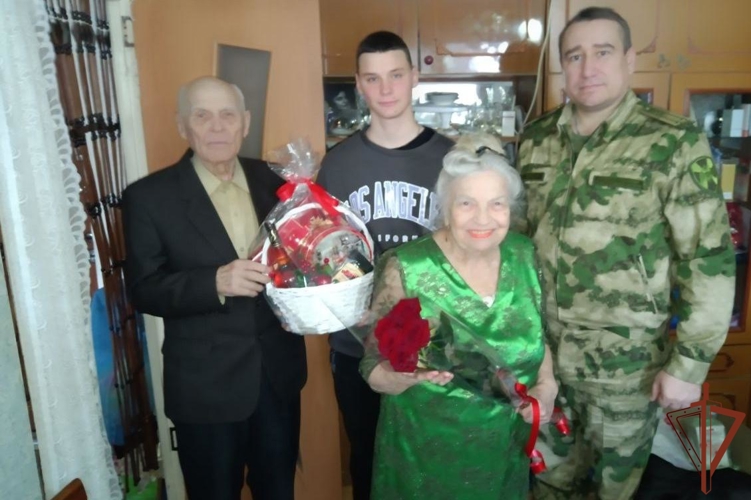 Белгородские росгвардейцы поздравили ветерана службы с Рождеством Христовым и Новым Годом
