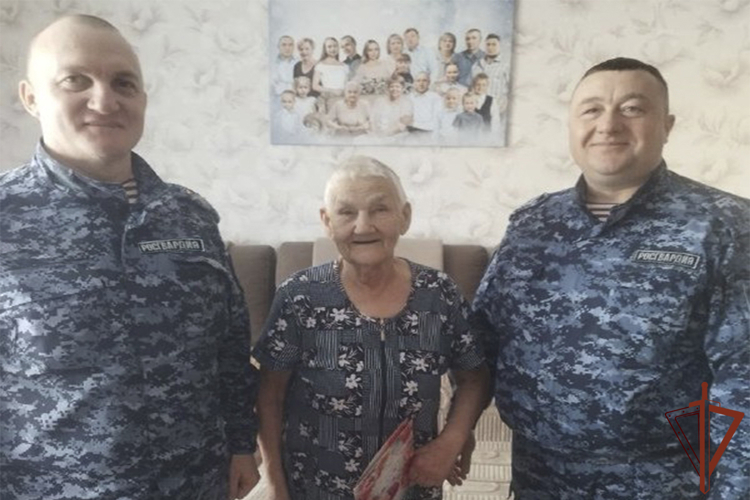 Сотрудники Росгвардии в Тюменской области поздравили с 90-летним юбилеем труженицу тыла