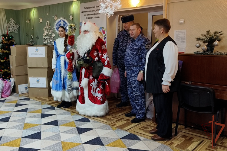 Росгвардейский Дед Мороз специального назначения подарил праздник детям в Печорах