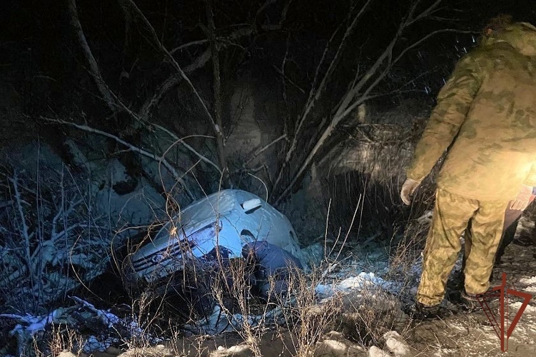 В ЛНР росгвардейцы оказали помощь водителю автомобиля, съехавшего в кювет