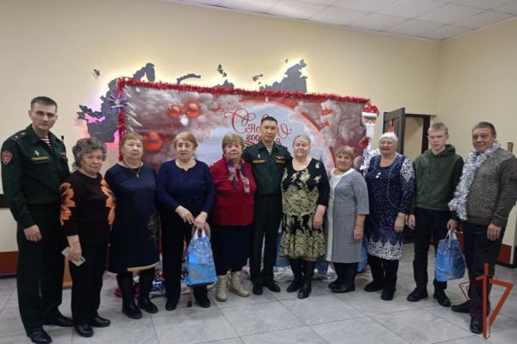 Новогодние акции и мероприятия провели росгвардейцы в регионах Сибири