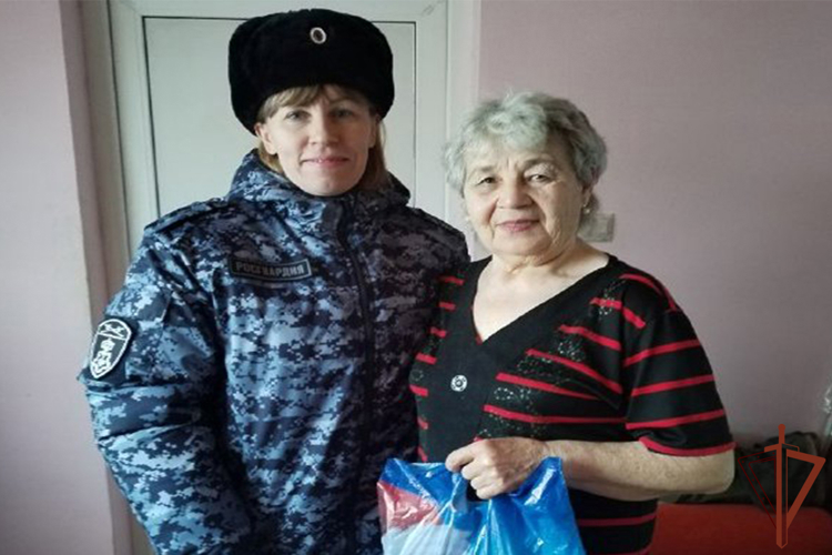 Росгвардейцы и «Дед Мороз специального назначения» на Урале поздравили с Новым годом и Рождеством семьи погибших в разные годы бойцов
